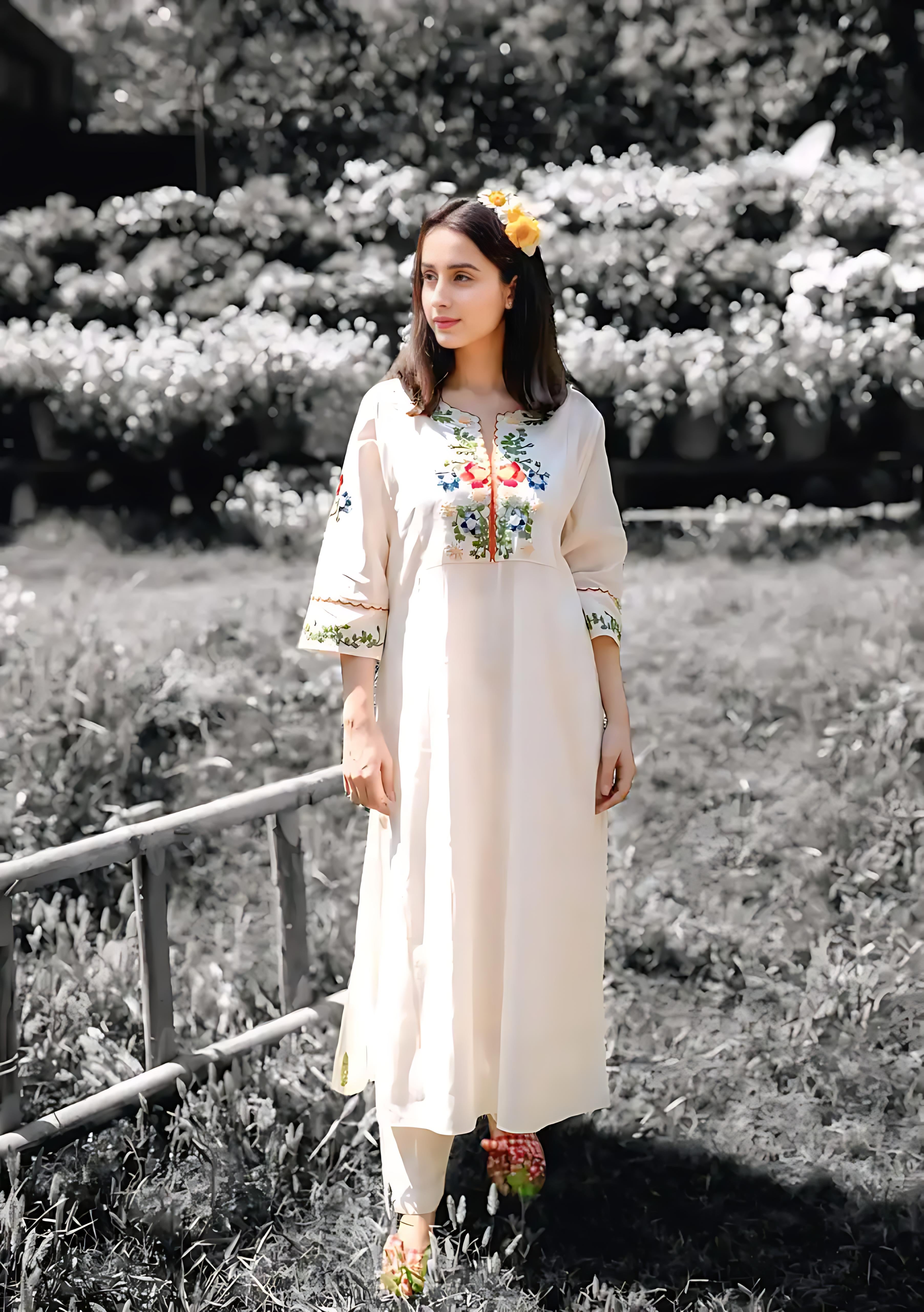 Rangritiya™ Off-White Floral Embroidered Kurta and Palazzo 40